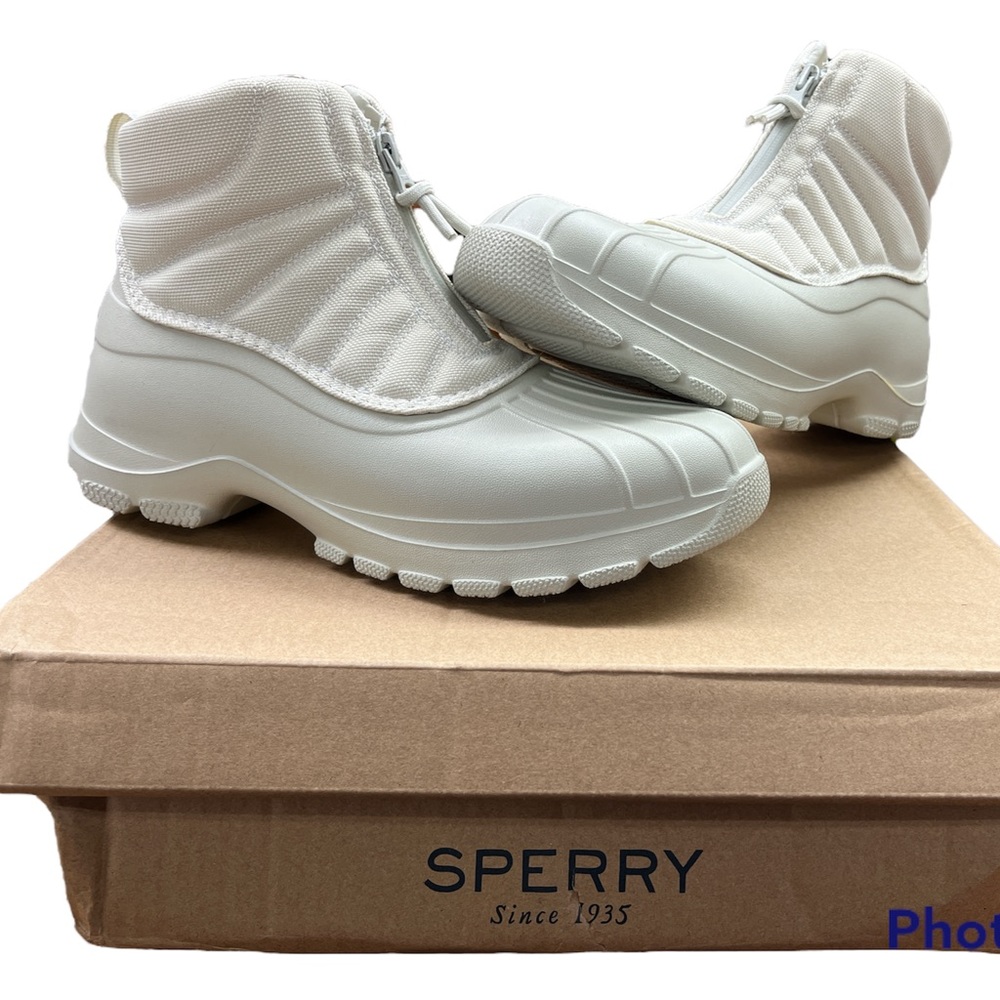 SPERRY WOMEN’S DUCK FLOAT BOOTS IN IVORY. Size 9.5